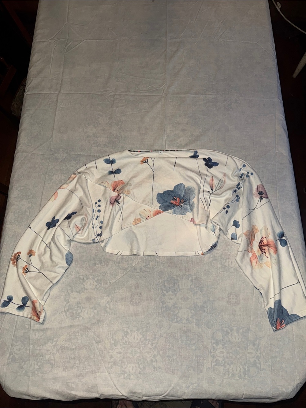 Exclusive Heart Watercolor Floral Cropped Long Sleeve Top Size L